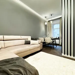  Apartament Central, Modern & Chic Gem, Near Park! 10min To Old Town, Trumski